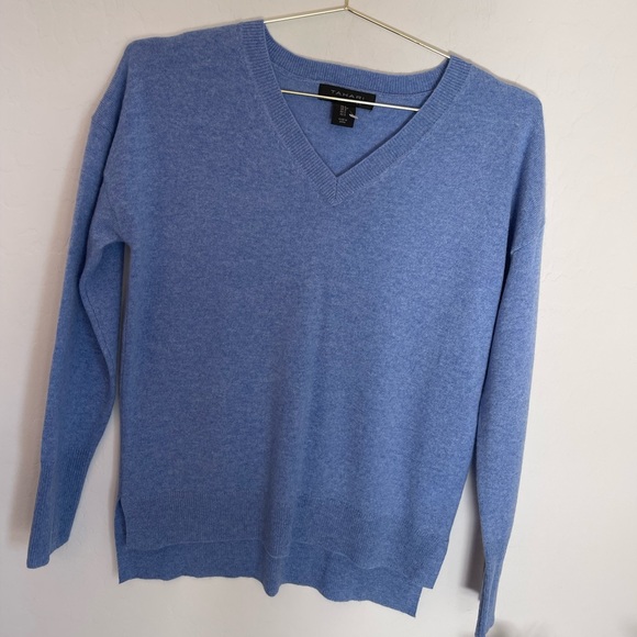 TAHARI 100% 2-Ply Cashmere V-Neckline Light Sweater Size...
